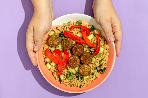 Falafeln auf frischem Gurken-Minze-Couscous mit gebratener Paprika