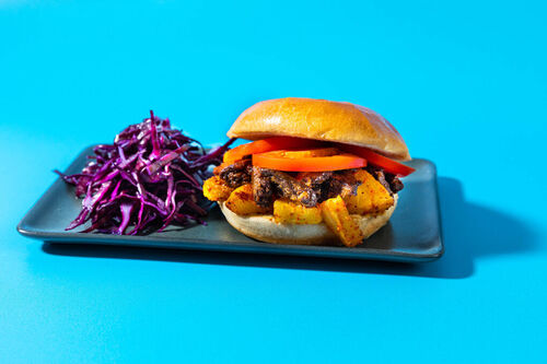 Veggie-Beefburger mit Ananas dazu ein knackiger Rotkohlsalat