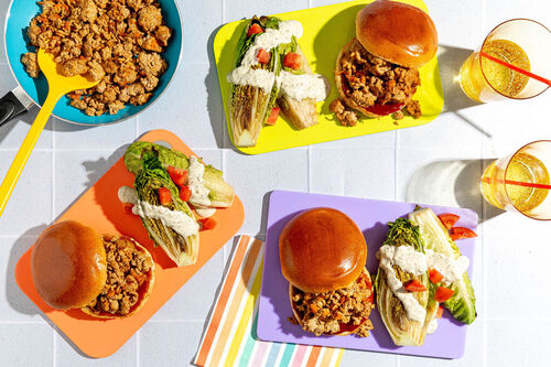 Vegane Sloppy-Joe-Burger mit geröstetem Romanasalat