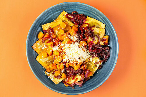 Röstkürbis auf getrüffelten Tortelli garniert mit karamellisierten Zwiebeln