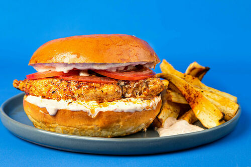 Tex-Mex-Chickenburger mit Jalapeño-Dip an Knollensellerie aus dem Ofen