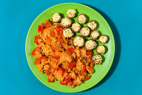 TBR Gratinierte Pilze mit Frischkäsefüllung dazu pikante Paprika-Quinoa