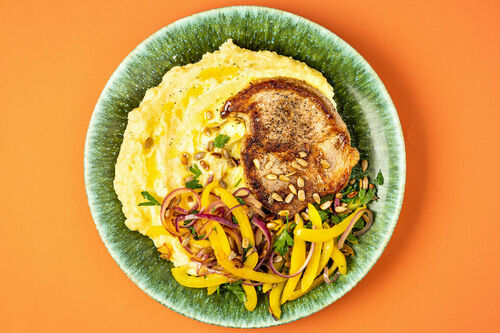 Schweinesteak mit Paprika-Petersilien-Salsa auf cremigem Kartoffelpüree