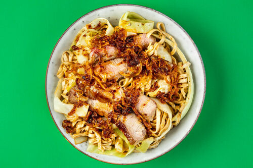 Schweinesteak auf Chili-Nudeln mit knackigem Weißkohl