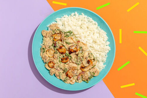 Champignon-Stroganoff mit Spinat auf duftendem Naturreis