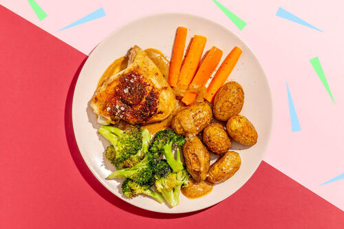 Hähnchenoberkeulen aus dem Ofen mit Backkartoffeln und Ofengemüse