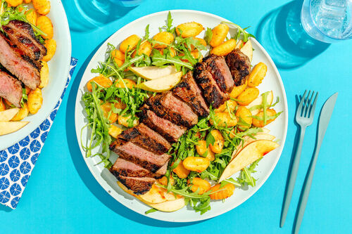 Pikant glasiertes Rindersteak mit asiatischem Gnocchisalat