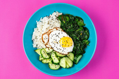 „Grünes“ Bibimbap mit Gurke und Spinat mit Sesam und Spiegelei