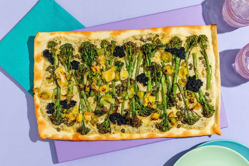 Brokkolini-Flammkuchen mit Seealgen-Kaviar verfeinert mit Kapern