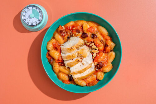 TBR Hähnchenbrust auf Gnocchi mit Oliven-Kirschtomaten-Sauce und Mandeln