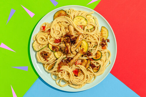 „Hähnchen”-Schnetzel in sahniger Pasta mit frischem Gemüse und gebratenen Zwiebeln