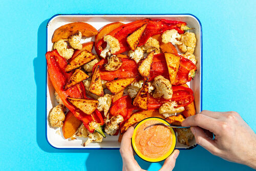 Fit+ Tofu mit Harissa-Joghurt-Sauce dazu Kürbis und Gemüse aus dem Ofen