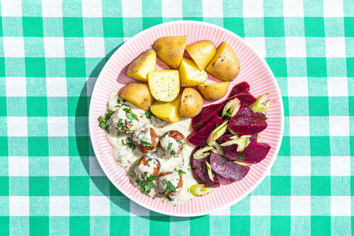 Vegane Fleischbällchen in Kapernsauce dazu Kartoffeln und Rote-Bete-Salat mit Dill