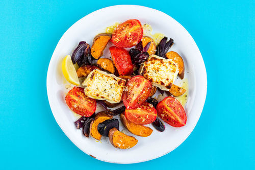 Gebackener Feta mit Röstgemüse in spritziger Zitronen-Vinaigrette
