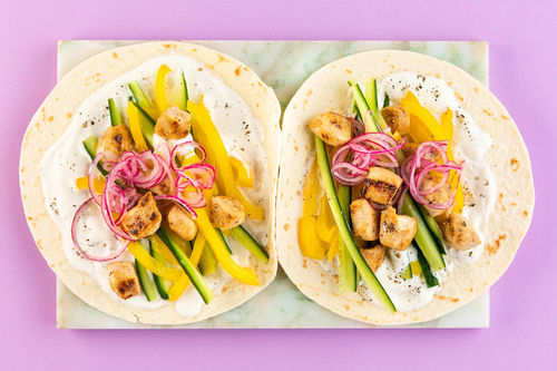 Herzhaft-frische Hähnchen-Wraps mit eingelegten Zwiebeln und Joghurtsauce