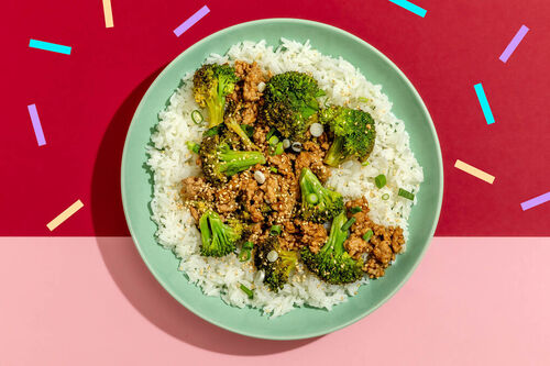 Vegane Brokkoli-Hackfleisch-Pfanne mit Sesam und Jasminreis