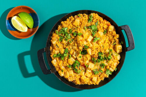 Curry-Rüben-Dal mit Kokosmilch und roten Linsen, Koriander und Limette