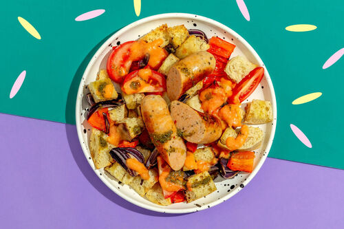 Vegane Chorizo auf buntem Brotsalat mit Röstgemüse und Basilikumcreme