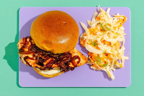 Saftiger Hähnchenburger mit Zwiebelchutney dazu cremiger Karotten-Fenchel-Slaw