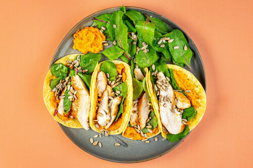 Tacos mit Hähnchen und Mangold mit würzigem Karottenaufstrich