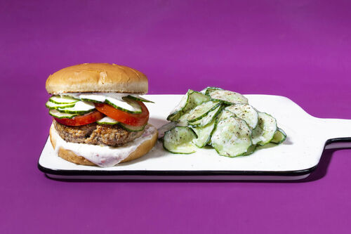 Tzatziki-Burger mit Veggiehack dazu frischer Gurkensalat
