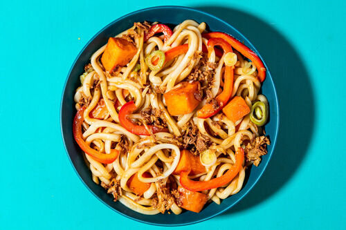 Udon mit Süßkartoffeln und Gemüse garniert mit Röstzwiebeln