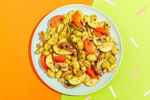 Mediterrane Zucchini-Hähnchen-Pfanne mit knusprigen Gnocchi und Zitrone