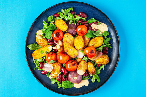 Röstkartoffelsalat mit Paprika-Aioli mit Minze, Bohnen und gebratenen Tomaten