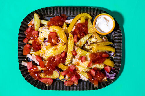 RS-KF Ofenpommes mit Räucherhähnchen und Gemüse, dazu tomatige BBQ-Sauce