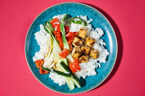 RS-KF Tofuwürfel mit Gemüse und Reis dazu Hoisin-Dip und frische Gurke