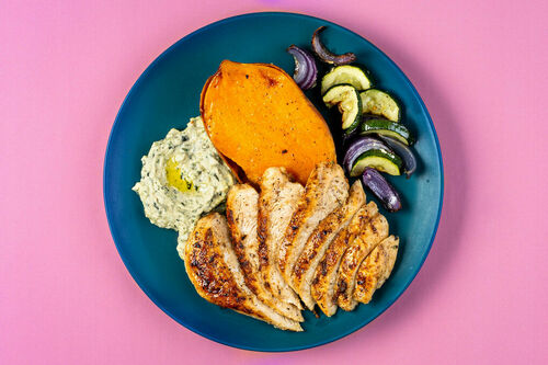 Ofen-Süßkartoffel und Gyros-Hähnchen mit cremigem Zucchini-Sesam-Dip