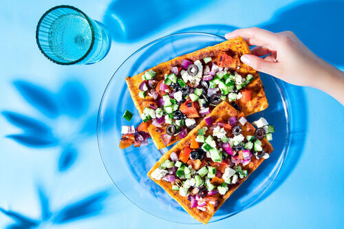 Griechische Pizza vom Grill mit frischem Gurken-Feta-Topping und Oliven