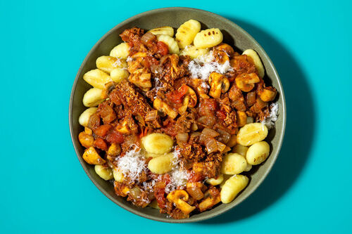 Gulasch mit veganen Rinderschnetzeln und Champignons, dazu knusprige Gnocchi