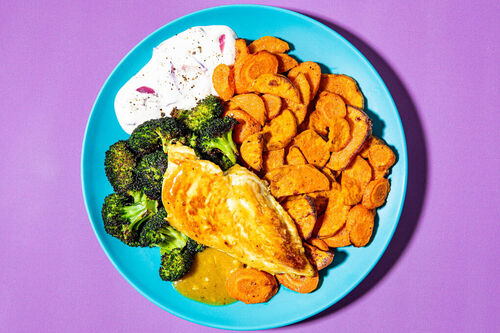 Glasiertes Hähnchen an Röstgemüse mit cremigem Zwiebeldip