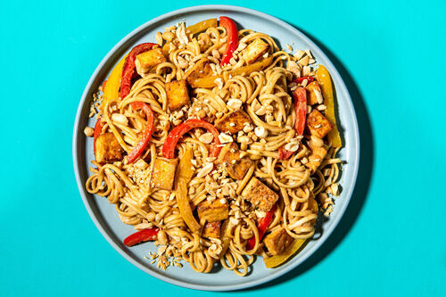 Erdnussnudeln mit Hähnchen und bunter Paprika