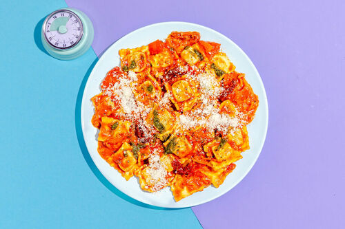 Ricotta-Spinat-Tortelli in Tomatensauce garniert mit feiner Basilikumcreme