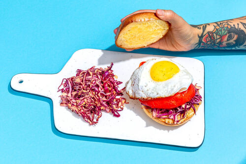 Spiegelei-Burger mit Paprika an pikant-cremigem Cajun-Rotkohl-Slaw