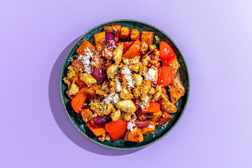 Süßkartoffeln mit Tofu-Käse-Crumble dazu Paprika und Zwiebeln aus der Pfanne