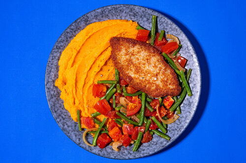 Veggieschnitzel an Süßkartoffelpüree mit griechisch gewürztem Bohnengemüse