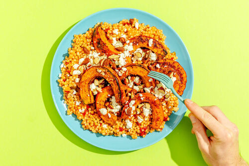 Kürbis mit Greek White und Rauchmandeln auf würzigem Perlencouscous mediterrane Art