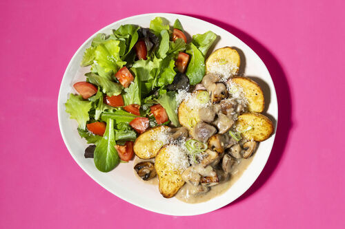 Ofenkartoffeln mit Pilzen und Käse dazu grüner Salat mit Tomaten