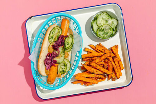 Hähnchen-Hotdogs mit Gurkensalat dazu Currydip und Süßkartoffelpommes