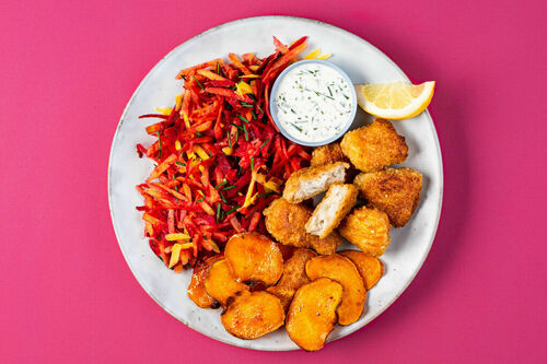 Saftige Fischnuggets mit Süßkartoffelchips dazu Rote-Bete-Salat und Zitronendip