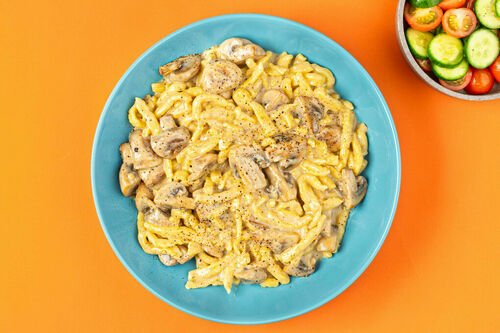 Spätzle in cremiger Pilzsauce dazu knackiger Tomaten-Gurken-Salat