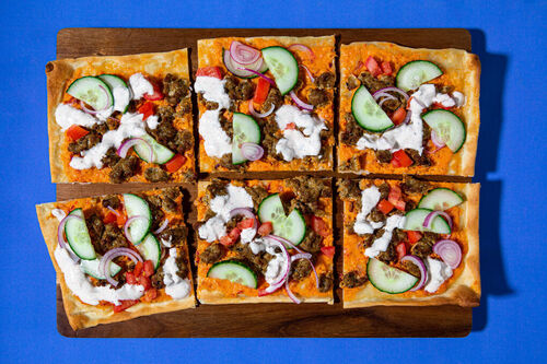 Flammkuchen mit würzigem Veggie-Hack dazu eingelegte Gurken und Joghurtdip