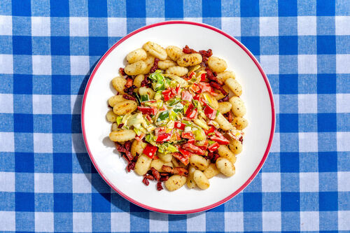 Deftige Gnocchipfanne mit Speck und cremiger Paprika-Lauch-Sauce