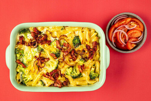 Cremiger Nudelauflauf mit Bacon und Käse mit Brokkoli, dazu Tomatensalat