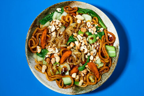 Frische Udonnudeln mit Gemüse und Cashewkernen in würziger Sauce