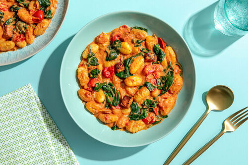 Safran-Gnocchi auf Chorizo-Tomatensauce verfeinert mit Crème fraîche und Spinat