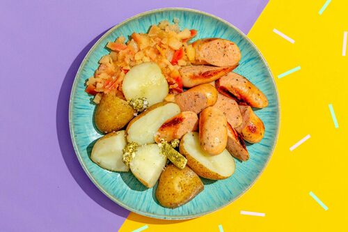 Schweinsbratwurst mit Apfelmus dazu Pellkartoffeln und Gewürzbutter